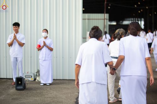 ภาพ No.82924:พิธีตักบาตร ณ บ้านแก้วเรือนทองคุณยายอาจารย์ฯ พิธีบูชาข้าวพระ ณ สภาธรรมกายสากล วัดพระธรรมกาย ในวันอาทิตย์ต้นเดือนที่ 2 ก.ค. พ.ศ.2566