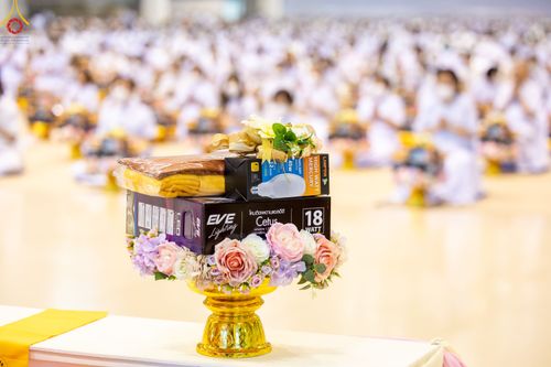 ภาพ No.84427:พิธีถวายผ้าอาบน้ำฝนและประทีปโคมไฟ ในวันอาสาฬหบูชา ณ ห้องแก้วสารพัดนึก 1 วัดพระธรรมกาย วันอังคารที่ 1 สิงหาคม พ.ศ. 2566