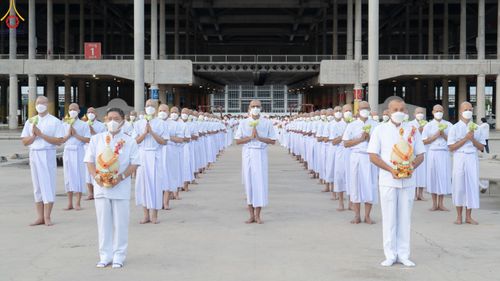 ภาพ No.84039:พิธีเวียนประทักษิณ พิธีวันทาเจดีย์ พิธีขอขมา และมอบผ้าไตร  ในโครงการบรรพชาอุปสมบทหมู่ธรรมทายาทรุ่นเข้าพรรษา และโครงการบรรพชาสามเณรโรงเรียนนานาชาติ รุ่นที่12 ในวันเสาร์ที่ 22 กรกฎาคม พ.ศ. 2566