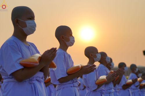 ภาพ No.79693:พิธีเวียนประทักษิณ ณ พระมหาธรรมกายเจดีย์ และพิธีวันทาเจดีย์ ในโครงการบรรพชาสามเณรฟื้นฟูพระพุทธศาสนาทั่วไทย วันเสาร์ที่ 8 เมษายน พ.ศ.2566