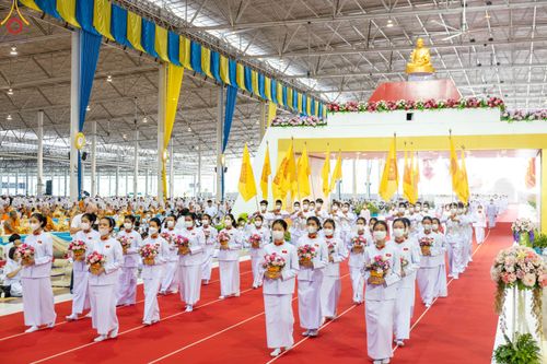 ภาพ No.85167:พิธีมุทิตาสักการะพระภิกษุ ผู้สอบได้เปรียญธรรม ๙ ประโยคระดับโลก, พิธีมอบโล่เกียรติยศและทุนการศึกษา สำนักเรียนบาลีดีเด่นทั่วประเทศ ในวันสมาธิโลก อาทิตย์ที่ 6 สิงหาคม พ.ศ. 2566 ณ สภาธรรมกายสากล วัดพระธรรมกาย