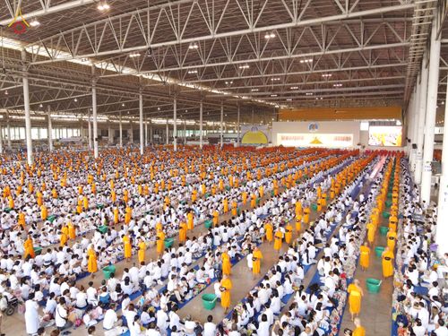 ภาพ No.76761:พิธีตักบาตรข้าวสารอาหารแห้ง  ณ บ้านแก้วเรือนทองคุณยายฯ สภาธรรมกายสากล  วัดพระธรรมกาย จ.ปทุมธานี  ในวันอาทิตย์ต้นเดือนที่ 6 มีนาคม พ.ศ. 2566