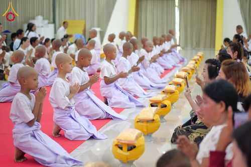 ภาพ No.319883:วันเสาร์ที่ 4 เมษายน พ.ศ.2569 พิธีตัดปอยผมและปลงผม พิธีขอขมาผู้ปกครองและมอบผ้าไตร พิธีบรรพชาและถวายบาตร ณ ศูนย์ปฏิบัติธรรมและศูนย์อบรมเยาวชนเพชรบุรี  ต.ท่าแลง อ.ท่ายาง จ.เพชรบุรี