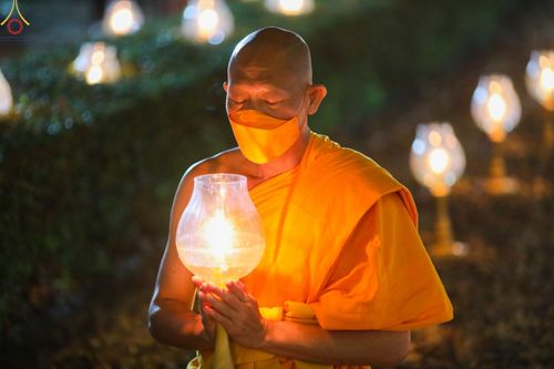 ภาพ No.73328:พิธีจุดประทีปถวายเป็นพุทธบูชา และบูชาธรรมมหาปูชนียาจารย์ ในโครงการธรรมยาตรากตัญญูบูชา มหาปูชนียาจารย์ พระมงคลเทพมุนี(สด จนฺทสโร) พระผู้ปราบมาร ปีที่ 11 ณ อนุสรณ์สถานลำดับที่ 4 สถานที่เกิดด้วยกายธรรม วัดโบสถ์ (บน) บางคูเวียง อ.บางกรวย จ.นนทบุรี วันที่ 21 