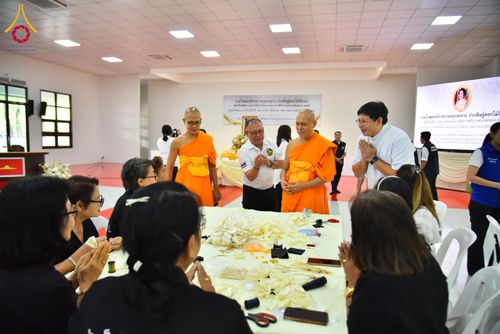 ภาพ No.327534:วันศุกร์ที่ 1 พฤษภาคม พ.ศ. 2569 รวมใจพสกนิกรชาวอำเภอคลองหลวง ประดิษฐ์ดอกไม้จันทน์ เพื่อใช้ในพิธีถวายดอกไม้จันทน์ในงานพระราชพิธีถวายพระเพลิงพระบรมศพ สมเด็จพระนางเจ้าสิริกิติ์ พระบรมราชินีนาถ พระบรมราชชนนีพันปีหลวง ณ วัดพระธรรมกาย