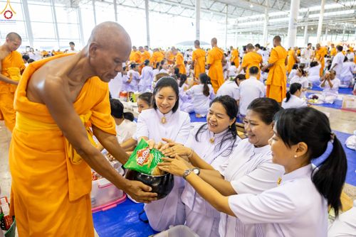 ภาพ No.337675:วันอาทิตย์ต้นเดือน 5 กรกฎาคม พ.ศ.2569 พิธีตักบาตรข้าวสารอาหารแห้ง  ณ บ้านแก้วเรือนทองคุณยายฯ วัดพระธรรมกาย