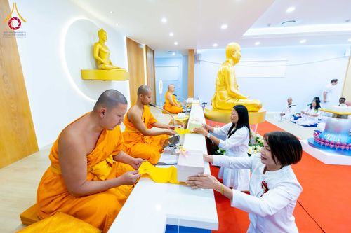 ภาพ No.313295:วันอาทิตย์ที่ 8 มีนาคม พ.ศ. 2569 พิธีสมโภชรูปเหมือนพระมงคลเทพมุนี (สด จนฺทสโร) และพิธีทอดผ้าป่าสามัคคีเพื่อสร้างวิหารพระมงคลเทพมุนี ณ วัดพุทธเคปทาวน์ ประเทศแอฟริกาใต้