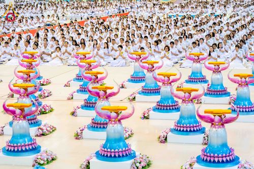 ภาพ No.318392:วันอาทิตย์ต้นเดือนที่ 5 เมษายน พ.ศ.2569 พิธีบูชาข้าวพระ ณ สภาธรรมกายสากล วัดพระธรรมกาย