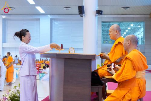 ภาพ No.338065:วันอาทิตย์ต้นเดือน 5 กรกฎาคม พ.ศ.2569 สัมมนาพิเศษ พิธีมอบพระของขวัญ ณ ห้องแก้วสารพัด1 วัดพระธรรมกาย