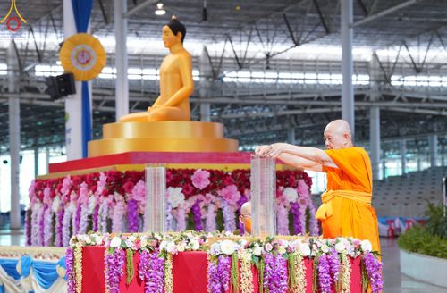 ภาพ No.83715:พิธีวางแผ่นจารึกชื่อและพิธีวางพวงมาลัยสักการะพระประธาน วันอาทิตย์ที่ 16 กรกฎาคม พ.ศ. 2566 ณ รัตนบัลลังก์ สภาธรรมกายสากล วัดพระธรรมกาย