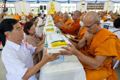 ภาพ No.137728:พิธีตักบาตร พิธีถวายสังฆทานแด่คณะสงฆ์ 323 วัด พิธีทำบุญอุทิศส่วนกุศลแด่ผู้วายชนม์ ในเหตุการณ์ความไม่สงบ 4 จังหวัดชายแดนภาคใต้ ปีที่ 20 ครั้งที่ 169 และพิธีมอบกองทุนหนุนแรงใจช่วยครูใต้ ปีที่ 17 ครั้งที่ 134 วันที่ 25 พฤษภาคม พ.ศ.2567 อ.ตากใบ จ.นราธิวาส