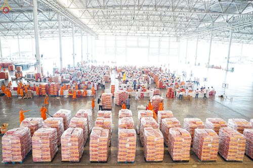 ภาพ No.321181:วันที่ 10-11 เมษายน พ.ศ.2569 การเตรียมกล่องไทยธรรม และการติดผ้ารับประเคน เพื่องานถวายมหาสังฆทาน 40,000 กว่าวัดทั่วประเทศ วันคุ้มครองโลก 22 เมษายน พ.ศ.2569 วัดพระธรรมกาย