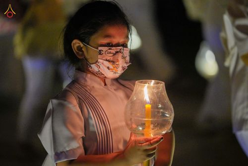 ภาพ No.81857:พิธีจุดวิสาขประทีปและเวียนประทักษิณ เนื่องในวันวิสาขบูชา วันเสาร์ที่ 3 มิถุนายน 2566 ณ ลานธรรมพระมหาธรรมกายเจดีย์ วัดพระธรรมกาย จ.ปทุมธานี