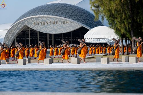 ภาพ No.281567:วันที่ 24 ธันวาคม พ.ศ.2568 พระธรรมยาตรา ปฏิบัติธรรม และถ่ายภาพหมู่ประวัติศาสตร์ ณ ลานหน้ามหาวิหารพระมงคลเทพมุนีฯ วัดพระธรรมกาย