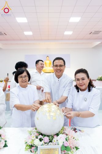 ภาพ No.294303:วันอาทิตย์ที่ 14 ธันวาคม พ.ศ.2568 พิธีเจริญพระพุทธมนต์สมโภชดวงแก้วลูกนิมิตเอก และดวงแก้วนิมิตปฏิบัติธรรม อัญเชิญประดิษฐาน  ณ วัดพระธรรมกายในประเทศสหรัฐอเมริกาและประเทศเยอรมนี 7 แห่ง ณ อาคารปลูกศรัทธา 2 วัดพระธรรมกาย