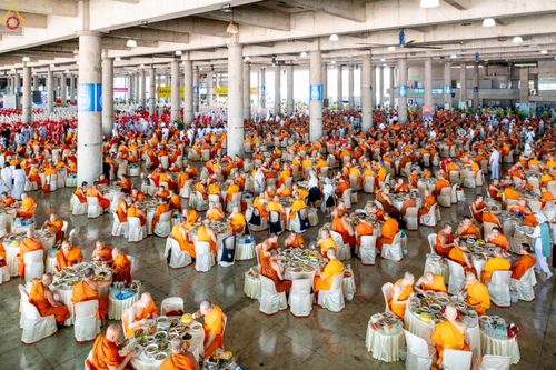 ภาพ No.323790:วันที่ 22 เมษายน พ.ศ.2569(วันคุ้มครองโลก) งานถวายมหาสังฆทาน 40,000 กว่าวัดทั่วประเทศ คณะสงฆ์ฉันภัตตาหารเพล