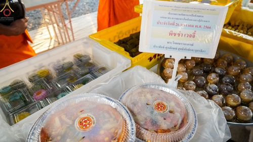 ภาพ No.74468:พิธีถวายภัตตาหารเป็นสังฆทาน แด่คณะพระธรรมยาตราฯ ในโครงการธรรมยาตรากตัญญูบูชา มหาปูชนียาจารย์ พระมงคลเทพมุนี(สด จนฺทสโร) พระผู้ปราบมาร อนุสรณ์สถาน 7 แห่ง ปีที่ 11 วันที่ 26 มกราคม พ.ศ. 2566