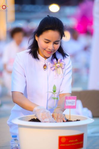 ภาพ No.90203:พิธีปลูกทรัพย์บานชื่น  เนื่องใน 139 ปี วันคล้ายวันเกิดด้วยรูปกายเนื้อ พระมงคลเทพมุนี (สด จนฺทสโร) พระผู้ปราบมาร วันอังคารที่ 10 ตุลาคม พ.ศ. 2566 ณ วัดพระธรรมกาย จ.ปทุมธานี