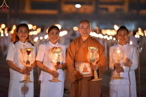 ภาพ No.125146:พิธีเวียนประทักษิณและจุดมาฆประทีป (ชุดที่ 2) ในวันมาฆบูชา เสาร์ที่ 24 กุมภาพันธ์ พ.ศ. 2567 ณ พระมหาธรรมกายเจดีย์ วัดพระธรรมกาย