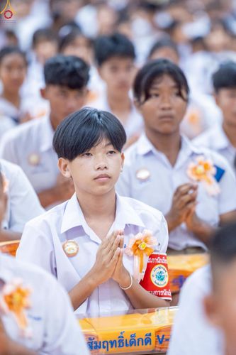 ภาพ No.246048:วันเสาร์ที่ 13 กันยายน พ.ศ. 2568 พิธีมอบผ้าไตรประธานกฐินสัมฤทธิ์เด็กดี V-Star ณ สภาธรรมกายสากล วัดพระธรรมกาย