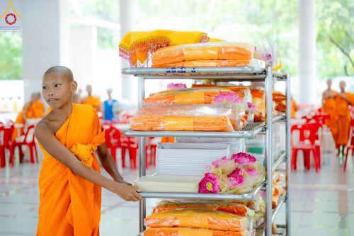 ภาพ No.143312:พิธีถวายภัตตาหารเพื่อเป็นกำลังแห่งการเข้าถึงธรรม ของพระภิกษุสามเณร วัดพระธรรมกาย วันเสาร์ที่ 6 กรกฏาคม พ.ศ. 2567 ณ หอฉันคุณยายอาจารย์ วัดพระธรรมกาย จ.ปทุมธานี