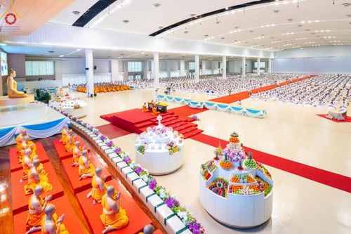 ภาพ No.143525:พิธีตักบาตร ข้าวสารอาหารแห้ง ณ บ้านแก้วเรือนทองคุณยายฯ และ พิธีบูชาข้าวพระ  ณ สภาธรรมกายสากล วัดพระธรรมกาย วันอาทิตย์ที่ 7 กรกฎาคม พ.ศ. 2567