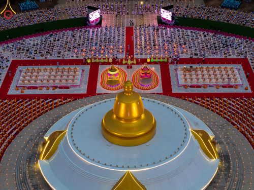 ภาพ No.118315:พิธีจุดประทีปถวายเป็นพุทธบูชา และบูชาธรรมมหาปูชนียาจารย์ พระมงคลเทพมุนี(สด จนฺทสโร) วันที่ 24 มกราคม พ.ศ. 2567 ณ อนุสรณ์สถานบางปลา อ.บางเลน จ.นครปฐม