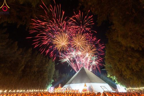 ภาพ No.107248:พิธีจุดประทีปถวายเป็นพุทธบูชา และบูชาธรรมมหาปูชนียาจารย์ ในโครงการธรรมยาตรากตัญญูบูชา มหาปูชนียาจารย์ พระมงคลเทพมุนี(สด จนฺทสโร) พระผู้ปราบมาร  อนุสรณ์สถาน 7 แห่ง ปีที่ 12  วันที่ 6 มกราคม พ.ศ. 2567 ณ อนุสรณ์สถานมหาวิหารพระมงคลเทพมุนี อ.สองพี่น้อง จ.สุพร