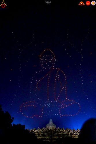 ภาพ No.224609:วันจันทร์ที่ 12 พฤษภาคม พ.ศ. 2568  ชาวพุทธในอินโดนีเซีย ร่วมฉลองวิสาขบูชาจุดประทีปกว่า 200,000 ดวง ณ พระมหาเจดีย์บรมพุทโธ  เจริญพุทธมนต์ถวาย “พระวชิรเกล้าเจ้าอยู่หัว”