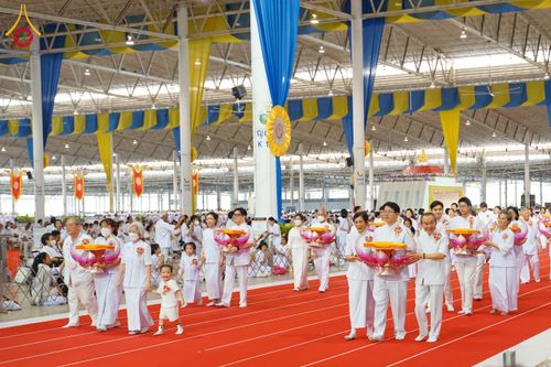 ภาพ No.134434:พิธีทอดผ้าป่าสมทบ มหาสังฆทาน 10,000 วัด ทั่วไทย วันอาทิตย์ต้นเดือนที่ 7 เมษายน พ.ศ.2567 ณ ห้องแก้วสารพัดนึก 1 สภาธรรมกายสากล  วัดพระธรรมกาย จ.ปทุมธานี