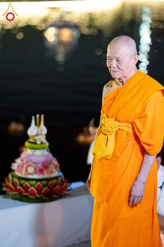 ภาพ No.266428:วันพุธที่ 5 พฤศจิกายน พ.ศ. 2568 (วันพระ ขึ้น 15 ค่ำ เดือน 12) พิธีลอยกระทงธรรม  ณ สระมหาเศรษฐีทะเลบุญ มหาวิหารพระมงคลเทพมุนี วัดพระธรรมกาย จ.ปทุมธานี