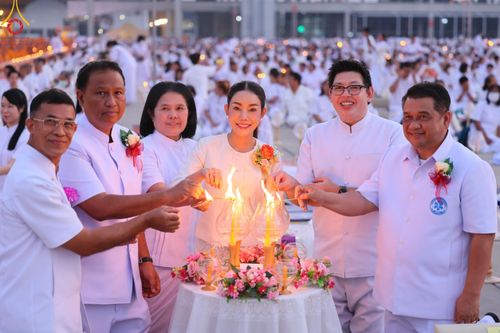 ภาพ No.122105:พิธีจุดประทีปถวายเป็นพุทธบูชา และบูชาธรรมมหาปูชนียาจารย์ พระมงคลเทพมุนี(สด จนฺทสโร) ในโครงการธรรมยาตรา กตัญญูบูชา มหาปูชนียาจารย์ พระมงคลเทพมุนี(สด จนฺทสโร) พระผู้ปราบมาร อนุสรณ์สถาน 7 แห่ง ปีที่ 12 วันที่ 31 มกราคม พ.ศ. 2567 ณ วัดพระธรรมกาย จ.ปทุมธานี