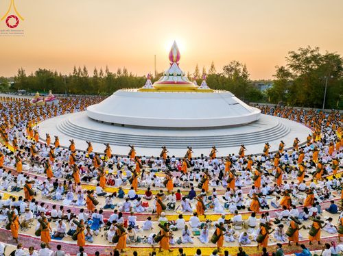 ภาพ No.107992:พิธีต้อนรับพระธรรมยาตรา ในโครงการธรรมยาตรากตัญญูบูชา มหาปูชนียาจารย์ พระมงคลเทพมุนี(สด จนฺทสโร) พระผู้ปราบมาร อนุสรณ์สถาน 7 แห่ง ปีที่ 12 วันที่ 7 มกราคม พ.ศ. 2567 ณ อนุสรณ์สถานคลองบางนางแท่น  อ.สามพราน จ.นครปฐม