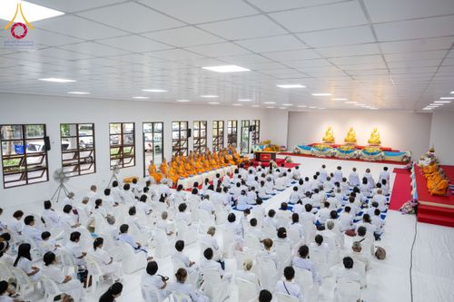 ภาพ No.160931:พิธีเจริญพระพุทธมนต์ และปิดแผ่นทองรูปเหมือน พระเดชพระคุณพระมงคลเทพมุนี (สด จนฺทสโร) พระผู้ปราบมาร จำนวน 3 องค์ วันเสาร์ที่ 5 ตุลาคม พ.ศ. 2567 ณ อาคารปลูกศรัทธา 2 (ชานชลาเดิม) วัดพระธรรมกาย อ.คลองหลวง จ.ปทุมธานี