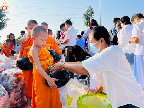 ภาพ No.101950:ตักบาตรพระ 10,000 รูป เติมบุญให้แผ่นดิน เนื่องในโอกาส 192 ปี จังหวัดกาญจนบุรี หนึ่งในโครงการตักบาตรพระ 2,000,000 รูป  77 จังหวัดทุกวัดทั่วไทย วันจันทร์ที่ 11 ธันวาคม พ.ศ. 2566 บริเวณถนนสองแคว (SKY WALK) เมืองกาญจนบุรี