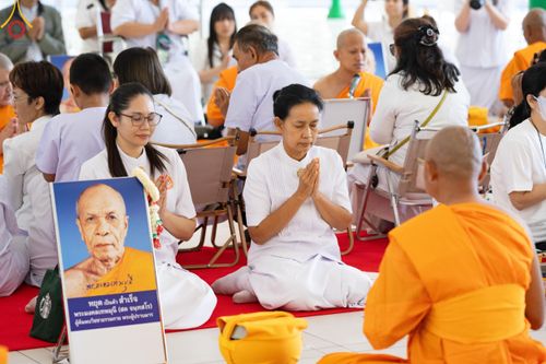 ภาพ No.199801:โครงการอุปสมบทหมู่บูชาธรรม 116 ปี คุณยายอาจารย์มหารัตนอุบาสิกาจันทร์ ขนนกยูง โครงการอุปสมบทหมู่ธรรมทายาท ระดับอุดมศึกษา รุ่นที่ 51 ภาคฤดูหนาว  ณ โบสถ์พระไตรปิฏก วัดพระธรรมกาย จ.ปทุมธานี  วันที่ 11 มกราคม พ.ศ. 2568 โดยมีพระครูปลัดรัตนวีรวัฒน์ เจ้าอาวาสวัด