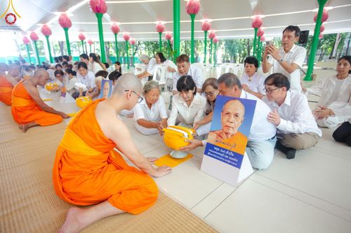 ภาพ No.159832:พิธีตัดปอยผมปลงผมนาคธรรมทายาท, พิธีบรรพชาอุปสมบทหมู่ โครงการอุปสมบทหมู่บูชาธรรม 140 ปี พระมงคลเทพมุนี (สด จนฺทสโร) ณ โบสถ์พระไตรปิฏก วัดพระธรรมกาย วันเสาร์ที่ 5 ตุลาคม พ.ศ. 2567