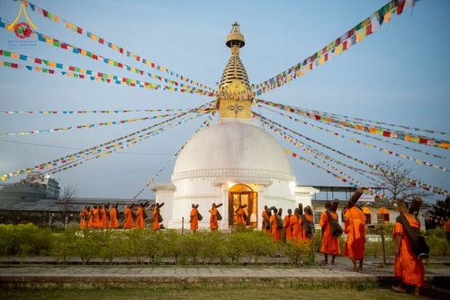 ภาพ No.213031:วันที่ 14 - 15 มีนาคม พ.ศ. 2568 คณะสงฆ์และสามเณรเดินธรรมยาตรา ในโครงการบวชสามเณรเนปาล 500 รูป ไปยังสถานที่รอบมายาเทวีและลุมพินีเกรด ณ ลุมพินี ประเทศเนปาล