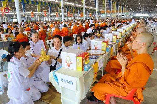 ภาพ No.60075:พิธีเจริญพระพุทธมนต์ "ฉลองอายุวัฒนมงคล 80 ปี หลวงพ่อธัมมชโย" พิธีถวายไทยธรรม คณะสงฆ์ 10,000 กว่าวัดทั่วประเทศ ในวันคุ้มครองโลก วันจันทร์ที่ 22 เมษายน พ.ศ. 2567 ณ สภาธรรมกายสากล วัดพระธรรมกาย จ.ปทุมธานี