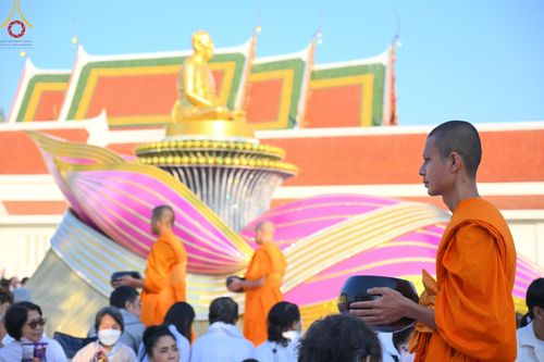 ภาพ No.197769:พิธีตักบาตรพระธรรมยาตรา ณ อนุสรณ์สถานลำดับที่ 4 สถานที่เกิดด้วยกายธรรม วัดโบสถ์(บน) ต.บางคูเวียง จ.นนทบุรี ในโครงการธรรมยาตรา กตัญญูบูชา มหาปูชนียาจารย์ พระมงคลเทพมุนี(สด จนฺทสโร) พระผู้ปราบมาร อนุสรณ์สถาน 7 แห่ง ปีที่ 13 วันที่ 19 มกราคม พ.ศ. 2568