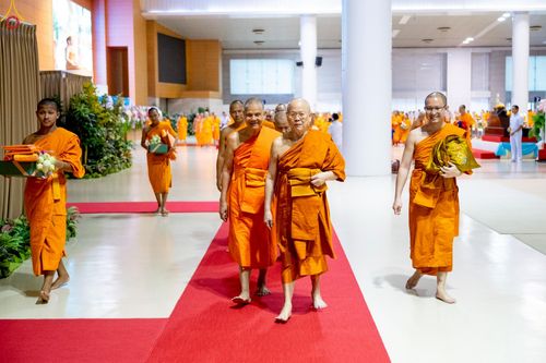 ภาพ No.233899:วันเสาร์ที่ 19 กรกฎาคม พ.ศ.2568 วันมหารำลึก ครั้งที่ 35 พิธีรำลึกถึงนักสร้างบารมี , พิธีสวดพระพุทธมนต์ , พิธีทอดผ้าบังสกุลและถวายไทยธรรม วัดพระธรรมกาย