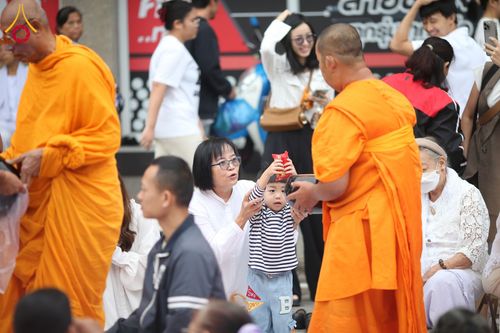 ภาพ No.210408:วันอาทิตย์ที่ 9 มีนาคม พ.ศ. 2568 พ่อเมืองโคราชจัดตักบาตรพระหมื่น ทำบุญเมือง 557 ปี