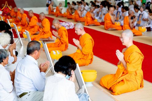 ภาพ No.256316:วันที่ 4 ตุลาคม พ.ศ. 2568 พิธีบรรพชาอุปสมบท  โครงการอุปสมบทหมู่บูชาธรรม 141 ปี  พระมงคลเทพมุนี (สด จนฺทสโร) ณ โบสถ์พระไตรปิฏก วัดพระธรรมกาย จ.ปทุมธานี