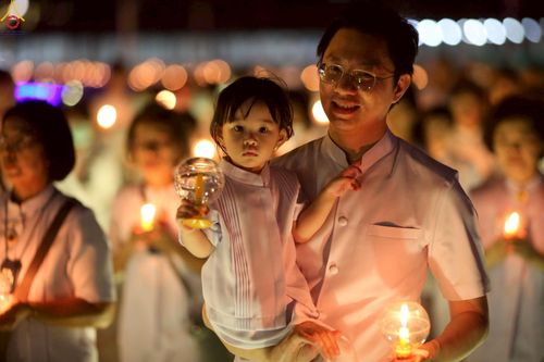 ภาพ No.224093:วันวิสาขบูชา วันอาทิตย์ที่ 11 พฤษภาคม พ.ศ. 2568 พิธีจุดวิสาขประทีป ,  พิธีเวียนประทักษิณรอบพระมหาธรรมกายเจดีย์ , พิธีฉลองชัยสวดมนต์บทธัมมจักกัปปวัตตนสูตร ครบ 7,357,000,000 จบ ณ มหารัตนวิหารคด วัดพระธรรมกาย