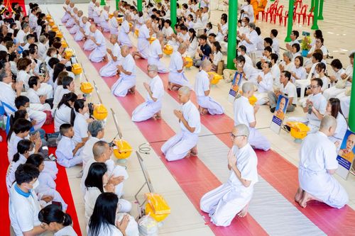 ภาพ No.228990:วันเสาร์ที่ 14 มิถุนายน พ.ศ. 2568 พิธีเวียนประทักษิณ , พิธีขอขมารับผ้าไตร ในโครงการบรรพชาอุปสมบทหมู่ ผู้บริหารรุ่นที่ 15 และ อุดมศึกษา รุ่นที่ 52 ณ โบสถ์พระไตรปิฎก วัดพระธรรมกาย