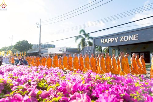 ภาพ No.248850:วันที่ 20 กันยายน พ.ศ. 2568 พิธีอัญเชิญรูปหล่อหลวงปู่วัดปากน้ำ ภาษีเจริญ จากวัดมงคลนิมิตร พระอารามหลวง เพื่อประดิษฐาน ณ วิหารพระมงคลเทพมุนี (สด จนฺทสโร)  ศูนย์ปฏิบัติธรรมภูเก็ต จ.ภูเก็ต