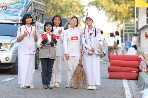 ภาพ No.191534:V.49 สารพัดV สารพัดดี ที่ธรรมยาตรา ในโครงการธรรมยาตรา กตัญญูบูชา มหาปูชนียาจารย์ พระมงคลเทพมุนี(สด จนฺทสโร) พระผู้ปราบมาร อนุสรณ์สถาน 7 แห่ง ปีที่ 13 ระหว่างวันที่ 2-31 มกราคม พ.ศ. 2568