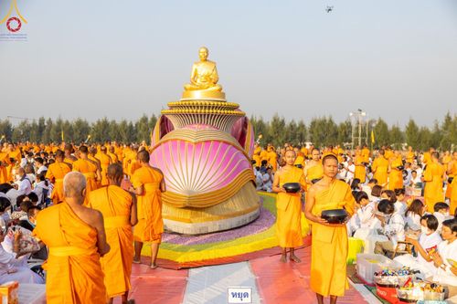 ภาพ No.201158:พิธีตักบาตรพระธรรมยาตรา ณ อนุสรณ์สถานลำดับที่ 5 สถานที่เผยแผ่วิชชาธรรมกายครั้งแรก อนุสรณ์สถานบางปลา วัดบางปลา อำเภอบางเลน จังหวัดนครปฐม ในโครงการธรรมยาตรา กตัญญูบูชา มหาปูชนียาจารย์ พระมงคลเทพมุนี(สด จนฺทสโร) พระผู้ปราบมาร อนุสรณ์สถาน 7 แห่ง ปีที่ 13