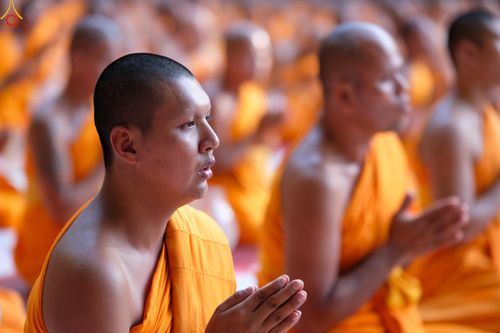 ภาพ No.290044:วันที่ 6 มกราคม พ.ศ. 2569 พิธีจุดประทีปถวายเป็นพุทธบูชา และบูชาธรรมมหาปูชนียาจารย์ (ภาพชุดที่ 2) ณ อนุสรณ์สถานมหาวิหารพระมงคลเทพมุนี (โลตัสแลนด์) อ.สองพี่น้อง จ.สุพรรณบุรี ในโครงการธรรมยาตรา กตัญญูบูชา มหาปูชนียาจารย์ พระมงคลเทพมุนี(สด จนฺทสโร) พระผู้ปรา