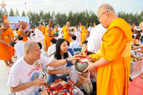 ภาพ No.302672:วันที่ 24 มกราคม พ.ศ. 2569 พิธีตักบาตรพระธรรมยาตรา(ภาพชุดที่ 2) ณ อนุสรณ์สถานลำดับที่ 5 สถานที่เผยแผ่วิชชาธรรมกายครั้งแรก อนุสรณ์สถานบางปลา วัดบางปลา อำเภอบางเลน จังหวัดนครปฐม ในโครงการธรรมยาตรา กตัญญูบูชา มหาปูชนียาจารย์ พระมงคลเทพมุนี(สด จนฺทสโร) พระผู